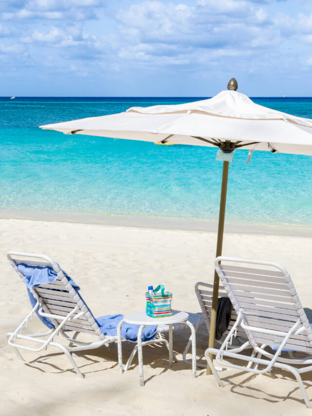 Cropped Parasol And Beach Chairs On A Tropical Beach — DP 