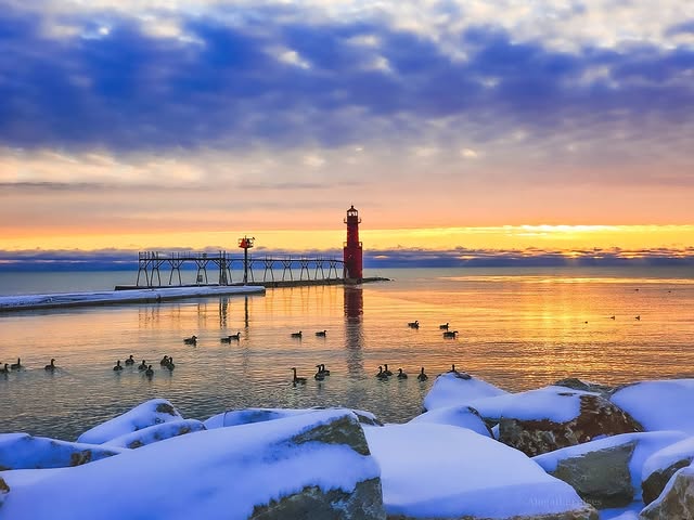 Algoma Pierhead Lighthouse-Algoma